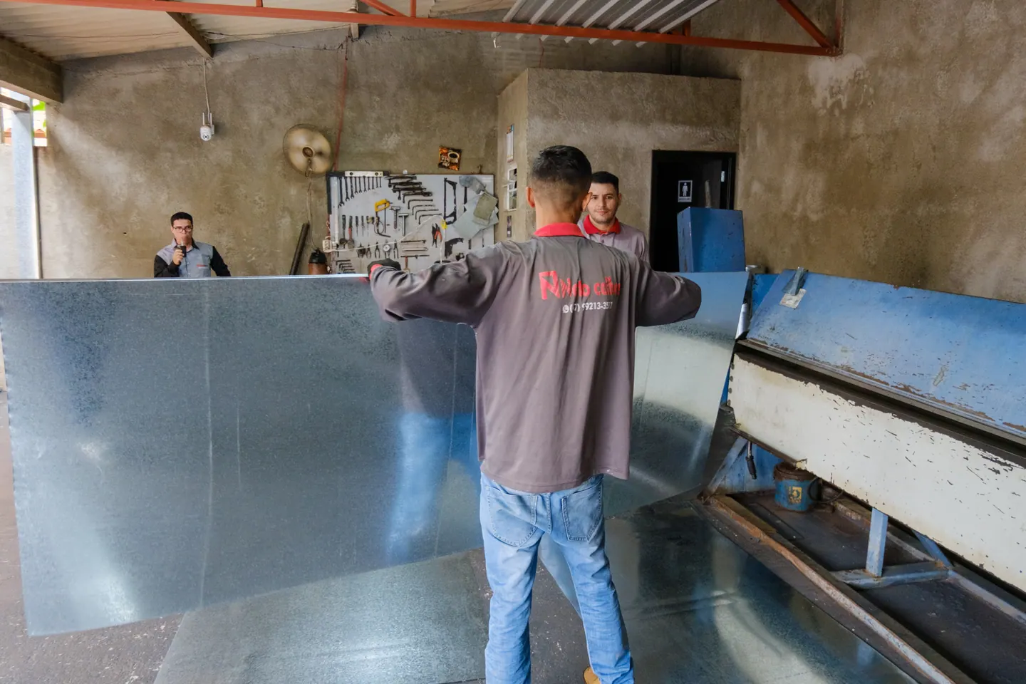Oficina da Neto Calhas com fabricação de calhas e rufos