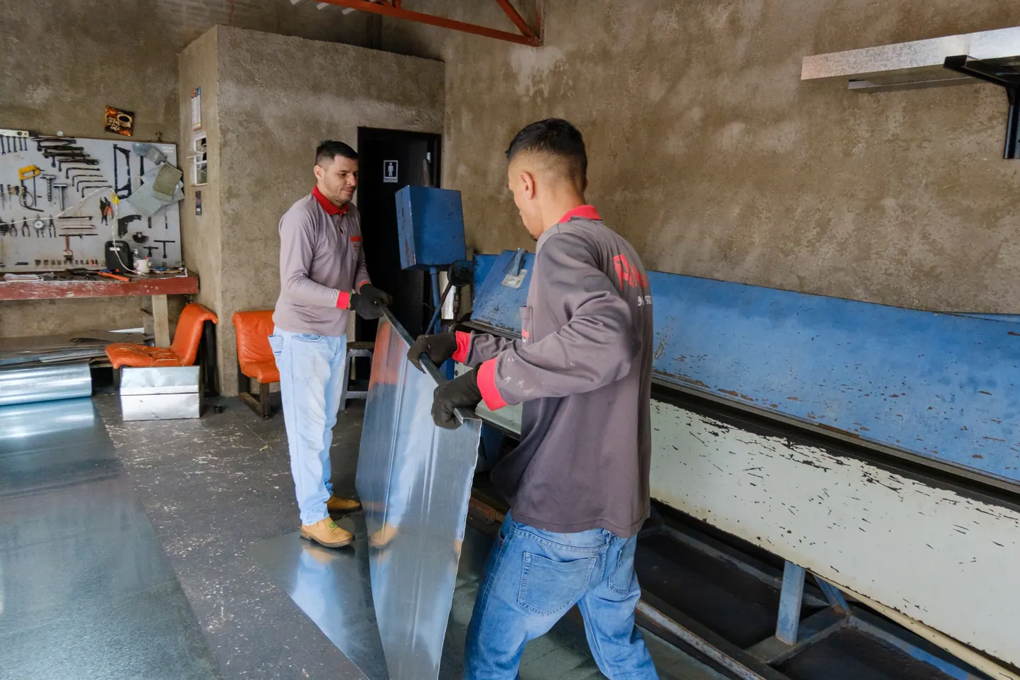 Fabricação de rufos para proteção contra infiltração em Dourados MS